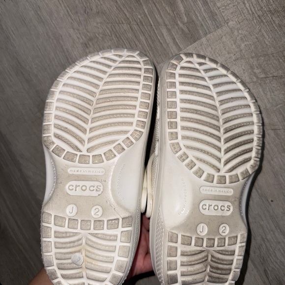CROCS Kids Classic White Clogs - Picture 2 of 3
